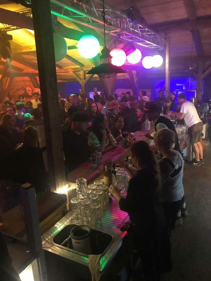 Oktoberfest Wiesn Camp Lodge München Exteriör bild